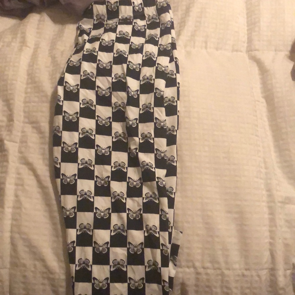Leggings with checkered white and black and butterflies for design.